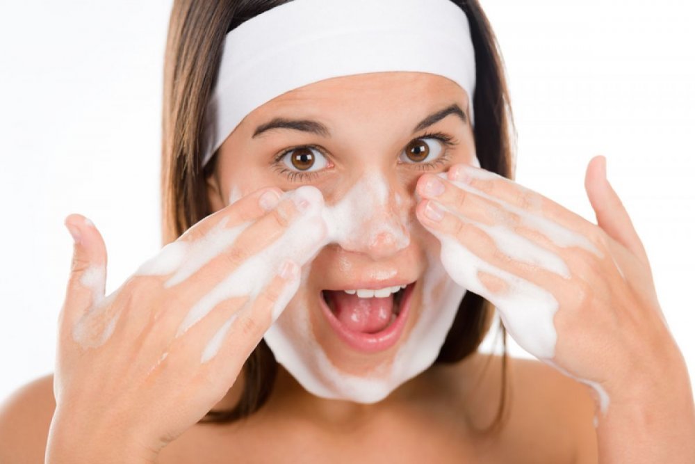 Účinky a výhody čistiacej peny na tvár